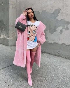 Stylischer rosa Teddy-Mantel mit Grafik-T-Shirt und passenden rosa Stiefeln