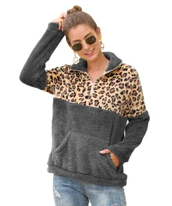 Detail eines Damen-Fleece-Sweatshirts mit Leopardenmuster und grauem Sherpa