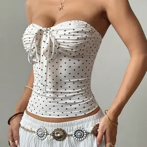 Nahaufnahme eines weißen gepunkteten trägerlosen Tube-Tops mit eleganter Schleife.
