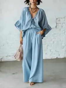 Lässiges hellblaues Leinen-Set mit V-Ausschnitt-Oberteil und weiter Hose für Damen