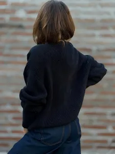 Detailansicht der Rückseite eines schwarzen gerippten Strick-Cardigans für Damen im Herbst