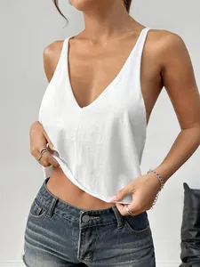 Dettaglio di un top bianco in maglia con scollo a V da donna, focus su vestibilità e tessuto.