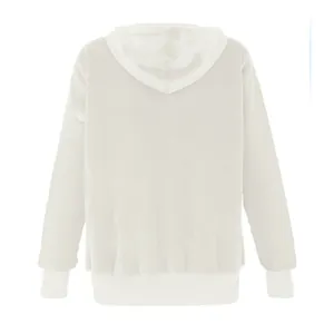 Vue arrière montrant la texture de la veste à capuche en fausse fourrure blanche hiver.