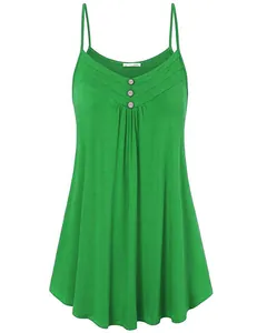 Détail d'une robe camisole évasée verte avec décolleté en V plissé et boutons décoratifs