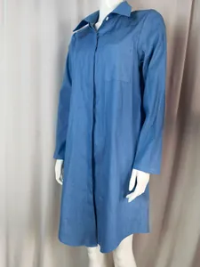Profilo laterale di un classico abito a camicia in denim blu su un manichino bianco