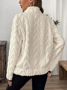 Vue arrière d'un sweat-shirt en polaire blanc avec motif jacquard torsadé texturé