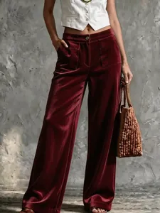 Vue détaillée du pantalon en velours bordeaux à taille haute et jambes larges