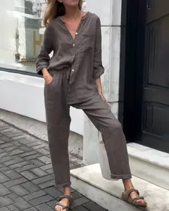 Détail de l'ensemble deux pièces en lin marron pour femme avec pantalon ample
