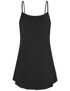 Detailansicht eines lockeren schwarzen Damen-Träger-Tops mit weichem Stoff für den Sommer.