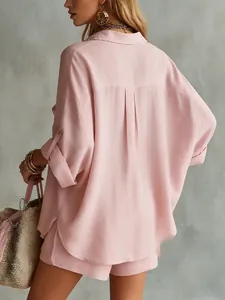 Vista posteriore di completo camicia e pantaloncini in cotone e lino rosa per spiaggia