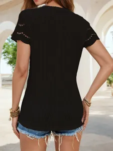 Πίσω όψη μαύρου ανάγλυφου κοντομάνικου t-shirt με λεπτομέρεια δαντέλας στα μανίκια