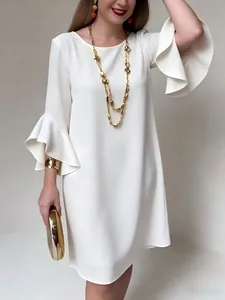 Elegante vestido blanco con mangas de volantes para un look femenino y muy sofisticado.
