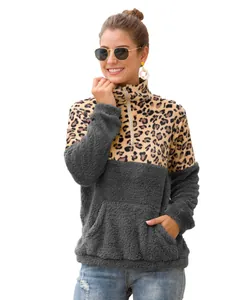 Model trägt ein kuscheliges Fleece-Sweatshirt mit Leopardenmuster und Reißverschluss