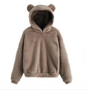 Gedetailleerd aanzicht van de zachte bruine fleece hoodie met schattige berenoren