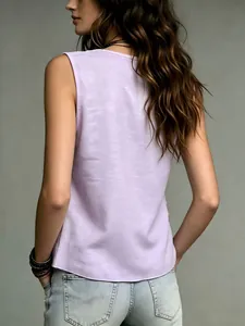 Rückansicht einer hellvioletten ärmellosen V-Ausschnitt Rüschenbluse für Damen.