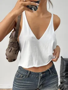 Dettaglio di un top in maglia bianca con scollo a V da donna per un outfit estivo casual