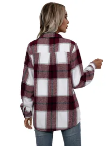 Vista trasera detallada de una chaqueta de camisa a cuadros rojos y blancos de manga larga.