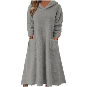 Robe d'intérieur grise confortable en polaire pelucheuse avec capuche et poches