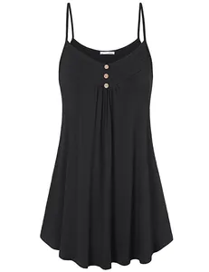 Vue de face de la robe plissée noire sans manches avec boutons en bois au décolleté