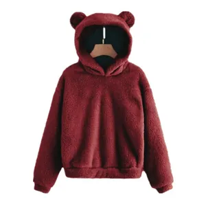 Detail van een bordeauxrode teddy fleece hoodie met schattige berenoren op de kap