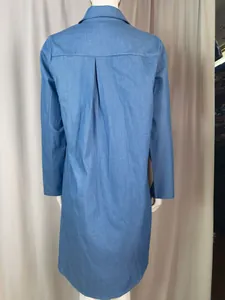 Vista posteriore di un abito lungo in denim blu taglie forti su un manichino