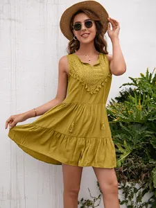 Vestido corto amarillo sin mangas estilo bohemio con encaje de ganchillo y borlas