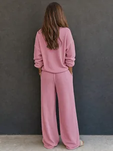 Vista posteriore di un completo lounge rosa in maglia waffle con pantaloni larghi