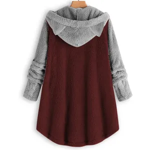 Achterkant van een knusse color block pluche hoodie met schattige kattenoren op de capuchon