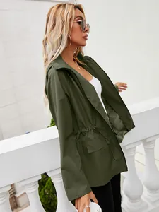 Dettaglio di un frangivento impermeabile verde con coulisse in vita