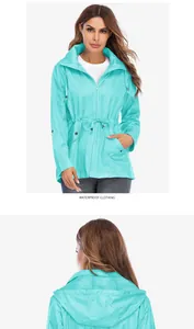 Détail de l'arrière d'une veste de pluie vert menthe avec doublure en mesh respirant