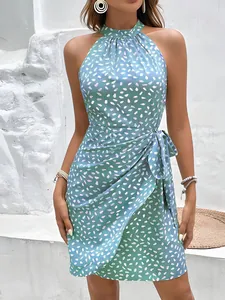 Dettaglio mini abito a fiori azzurro con scollo all'americana e vita drappeggiata