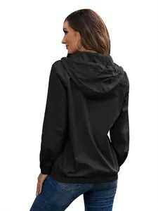 Rückansicht der schwarzen wasserdichten Damenjacke mit Kapuze für Wandern und Sport.