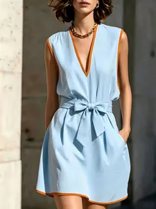 Abito elegante senza maniche azzurro con scollo a V bordo arancione e fiocco in vita