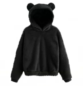 Detailopname van een zwarte pluizige hoodie met schattige decoratieve pluche berenoren