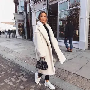 Damen weißer Teddymantel mit Reverskragen und einreihigem Design für den Winterlook.