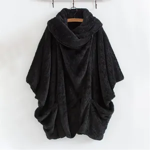 Vista dettagliata del cappotto in peluche nero oversize da donna con collo a bavero