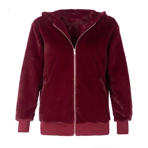 Détail de la texture en fausse fourrure et du zip sur le manteau bordeaux.