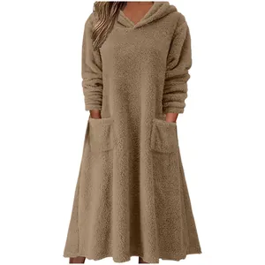 Robe à capuche douillette en peluche marron avec poches frontales et texture douce.