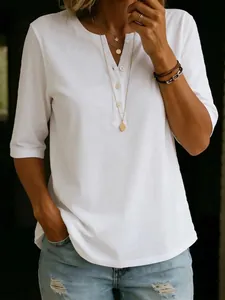 T-shirt Henley blanc en 100% coton pour femme avec un col en V à boutons élégant.