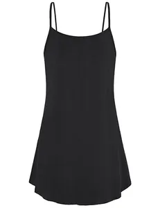 Vue de face robe d'été noire sans manches à fines bretelles sur fond blanc