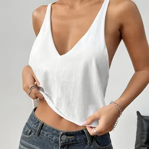 Dettaglio di un top bianco in maglia con scollo a V, mostra la trama e la vestibilità.