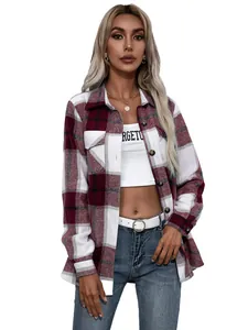 Detalle de chaqueta de camisa de cuadros granate para mujer con botones y manga larga