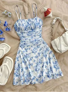 Elegante abito a fiori francese con spalline per le vacanze, silhouette a trapezio