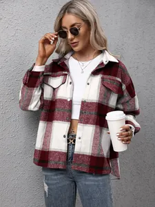 Casual geruite shacket voor dames in rood en wit met een witte crop-top en jeans