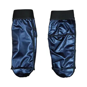 Vue détaillée des couvre-pieds de sauna bleus brillants pour le soin des pieds.