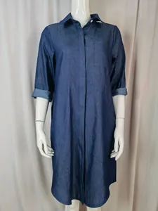 Vista a figura intera di un abito in denim che mostra la trama e la vestibilità casual