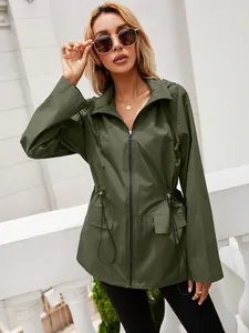 Dettaglio della giacca antipioggia verde militare con cappuccio e coulisse regolabile in vita