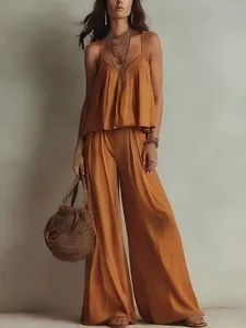 Ganzkörper-Detail eines eleganten Sets aus Falten-Camisole und weiter Hose in Terra