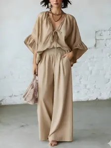 Elegantes Damen-Set aus beigem Leinen mit V-Ausschnitt Oberteil und weitem Bein für Sommer