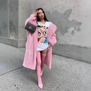 Modischer rosa Pelzmantel mit Revers für Damen im winterlichen Streetstyle-Look